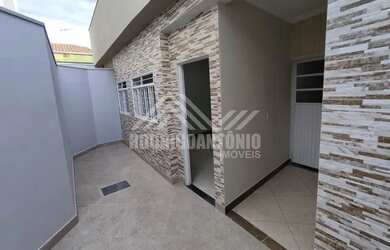 Imagem: A casa possui 2 Dormitórios, 1 Banheiro, 2 Vagas na garagem