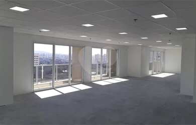 Imagem: O depósito possui 5 Vagas na garagem, 142m² de Área e está