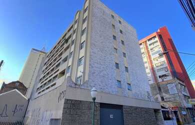 Imagem: O apartamento possui 4 Dormitórios, 1 Banheiro, 1 Vaga na garagem