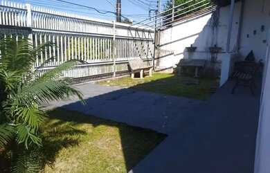 Imagem: A casa possui 4 Dormitórios, 3 Banheiros, 5 Vagas na garagem