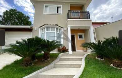 Imagem: A casa possui 3 Dormitórios, 4 Banheiros, 2 Vagas na garagem