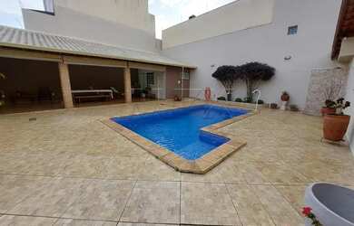 Imagem: A casa possui 2 Dormitórios, 3 Banheiros, 4 Vagas na garagem