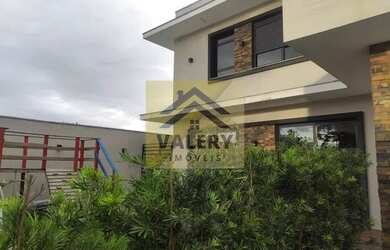 Imagem: A casa possui 4 Dormitórios, 4 Banheiros, 2 Vagas na garagem