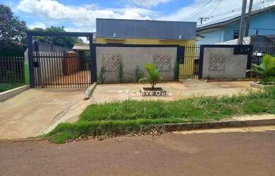 Imagem: A casa possui 3 Dormitórios, 2 Banheiros, 2 Vagas na garagem