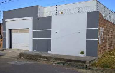 Imagem: A casa possui 2 Dormitórios, 2 Banheiros, 2 Vagas na garagem