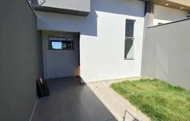 Imagem: A casa possui 3 Dormitórios, 1 Banheiro, 1 Vaga na garagem