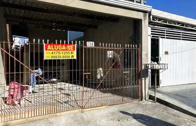 Imagem: A casa possui 1 Dormitório, 1 Banheiro, 1 Vaga na garagem