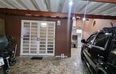 Imagem: A casa possui 2 Dormitórios, 1 Banheiro, 3 Vagas na garagem