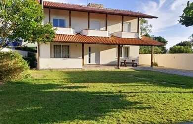 Imagem: A casa possui 4 Dormitórios, 2 Banheiros, 1 Vaga na garagem