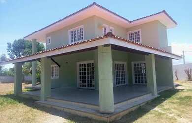 Imagem: A casa possui 4 Dormitórios, 5 Banheiros, 4 Vagas na garagem