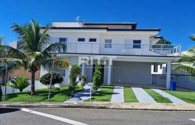 Imagem: A casa em condomínio possui 5 Dormitórios, 5 Banheiros, 4