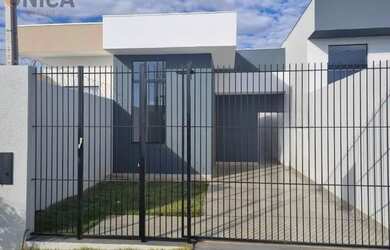 Imagem: A casa possui 2 Dormitórios, 1 Banheiro, 2 Vagas na garagem