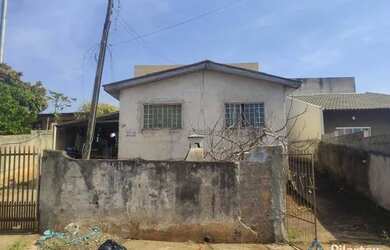 Imagem: A casa possui 2 Dormitórios, 1 Banheiro, 2 Vagas na garagem