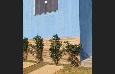 Imagem: A casa possui 2 Dormitórios, 2 Banheiros, 2 Vagas na garagem