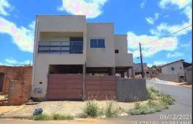 Imagem: A casa possui 2 Dormitórios, 1 Banheiro, 2 Vagas na garagem