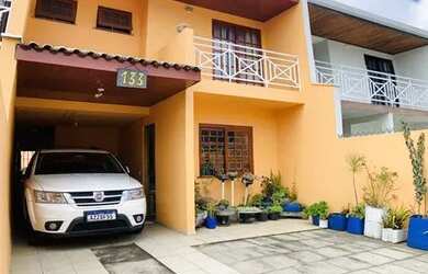 Imagem: A casa possui 3 Dormitórios, 3 Banheiros, 2 Vagas na garagem