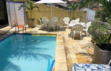 Imagem: A casa possui 4 Dormitórios, 5 Banheiros, 3 Vagas na garagem