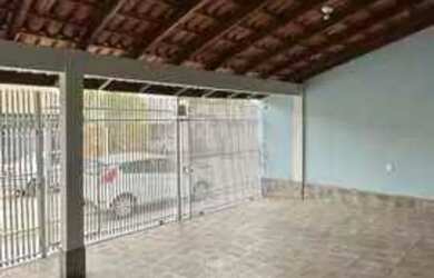 Imagem: A casa possui 3 Dormitórios, 1 Banheiro, 1 Vaga na garagem