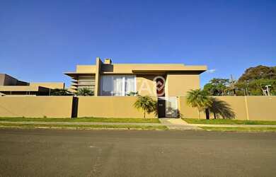 Imagem: A casa possui 4 Dormitórios, 5 Banheiros, 5 Vagas na garagem