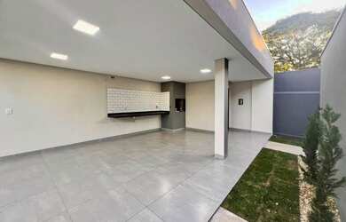 Imagem: A casa possui 3 Dormitórios, 2 Banheiros, 2 Vagas na garagem