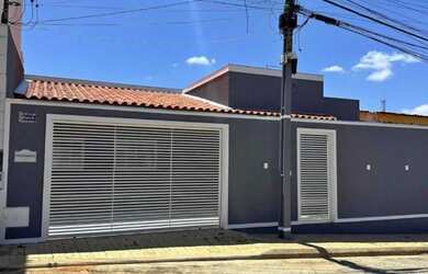 Imagem: A casa possui 2 Dormitórios, 1 Banheiro, 2 Vagas na garagem