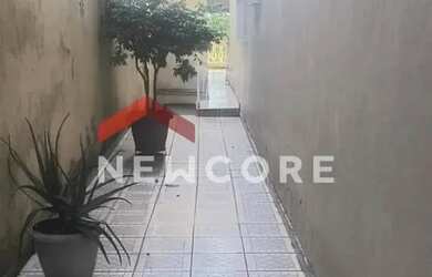 Imagem: A casa possui 3 Dormitórios, 1 Banheiro, 4 Vagas na garagem