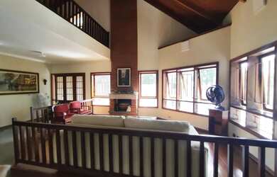 Imagem: A casa possui 4 Dormitórios, 5 Banheiros, 5 Vagas na garagem