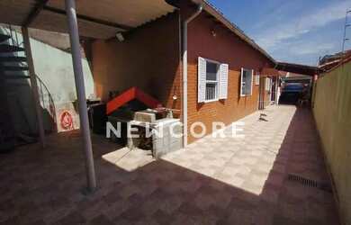 Imagem: A casa possui 4 Dormitórios, 3 Banheiros, 5 Vagas na garagem