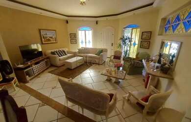 Imagem: O depósito possui 2 Vagas na garagem, 178m² de Área e está