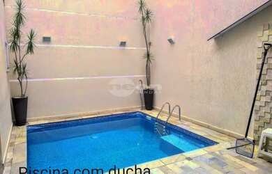 Imagem: A casa possui 3 Dormitórios, 2 Banheiros, 3 Vagas na garagem