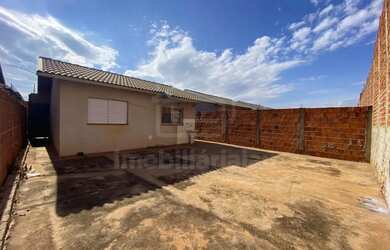 Imagem: A casa possui 2 Dormitórios, 1 Banheiro, 3 Vagas na garagem