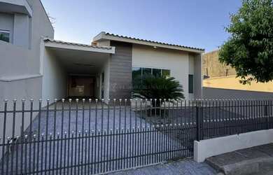 Imagem: A casa em condomínio possui 2 Dormitórios, 3 Banheiros, 4