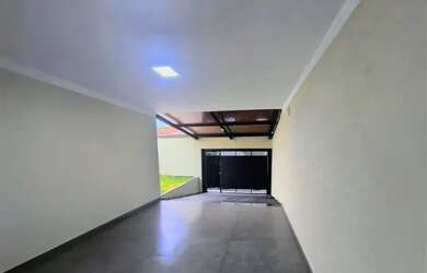 Imagem: A casa possui 3 Dormitórios, 3 Banheiros, 2 Vagas na garagem