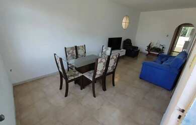 Imagem: A casa possui 3 Dormitórios, 2 Banheiros, 1 Vaga na garagem