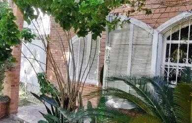 Imagem: A casa possui 3 Dormitórios, 2 Banheiros, 3 Vagas na garagem