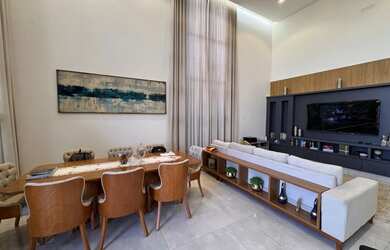 Imagem: A casa possui 3 Dormitórios, 5 Banheiros, 3 Vagas na garagem