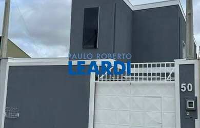 Imagem: A casa possui 4 Dormitórios, 2 Banheiros, 2 Vagas na garagem