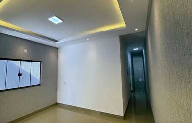 Imagem: A casa possui 3 Dormitórios, 2 Banheiros, 2 Vagas na garagem