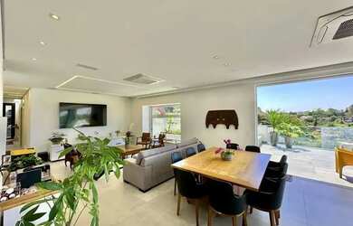 Imagem: A casa em condomínio possui 5 Dormitórios, 5 Banheiros, 5