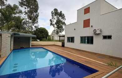 Imagem: A casa em condomínio possui 4 Dormitórios, 4 Banheiros, 4