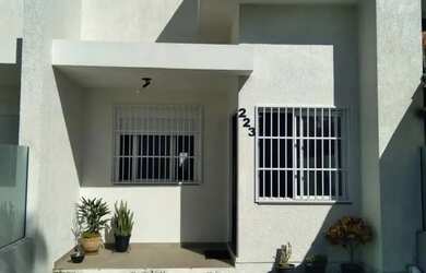 Imagem: A casa possui 2 Dormitórios, 1 Banheiro, 1 Vaga na garagem