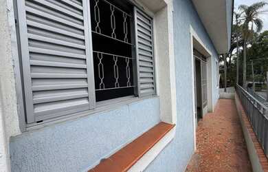 Imagem: A casa possui 3 Dormitórios, 1 Banheiro, 1 Vaga na garagem