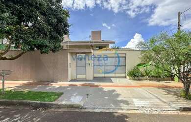 Imagem: A casa possui 3 Dormitórios, 5 Banheiros, 4 Vagas na garagem