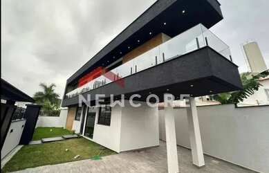 Imagem: A casa possui 3 Dormitórios, 4 Banheiros, 2 Vagas na garagem