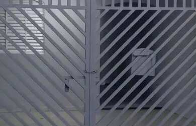 Imagem: A casa possui 2 Dormitórios, 1 Banheiro, 2 Vagas na garagem