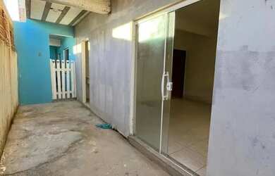 Imagem: A casa possui 1 Dormitório, 1 Banheiro, 1 Vaga na garagem