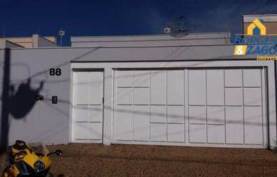 Imagem: A casa possui 4 Dormitórios, 2 Vagas na garagem, 117m² de