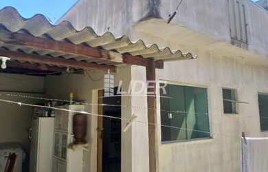 Imagem: A casa possui 3 Dormitórios, 3 Banheiros, 2 Vagas na garagem