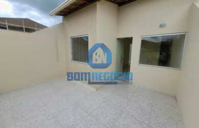 Imagem: A casa possui 1 Dormitório, 2 Banheiros, 2 Vagas na garagem