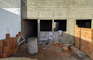 Imagem: A casa possui 2 Dormitórios, 2 Banheiros, 2 Vagas na garagem